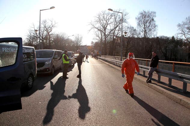 Strenge Corona-Kontrollen und lange Wartezeiten am Grenzübergang Stadtbrücke von Görlitz nach Zgorzelec. Görlitz, 01.04.2020