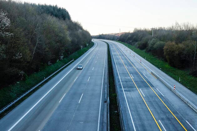 01.04.2020, Neustadt (Wied), Rheinland-Pfalz, Deutschland - Coronakrise, wenig Verkehr auf der Autobahn A3. Neustadt Rheinland-Pfalz Deutschland