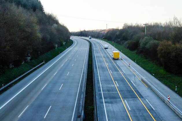 01.04.2020, Neustadt (Wied), Rheinland-Pfalz, Deutschland - Coronakrise, wenig Verkehr auf der Autobahn A3. Neustadt Rheinland-Pfalz Deutschland