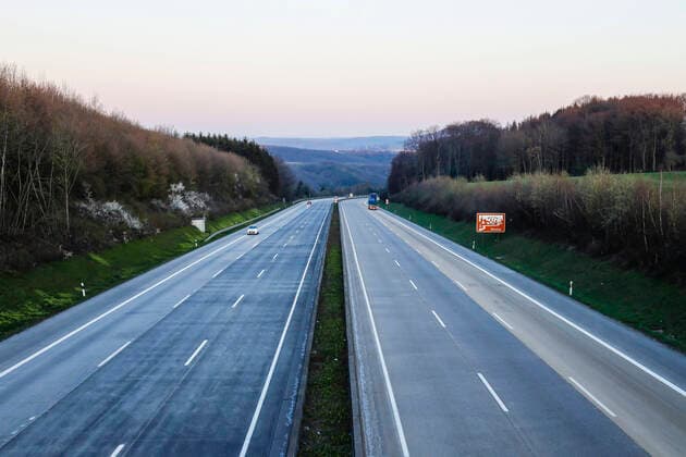 01.04.2020, Neustadt (Wied), Rheinland-Pfalz, Deutschland - Coronakrise, wenig Verkehr auf der Autobahn A3. Neustadt Rheinland-Pfalz Deutschland