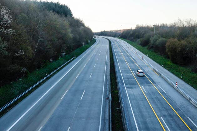 01.04.2020, Neustadt (Wied), Rheinland-Pfalz, Deutschland - Coronakrise, wenig Verkehr auf der Autobahn A3. Neustadt Rheinland-Pfalz Deutschland