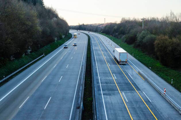 01.04.2020, Neustadt (Wied), Rheinland-Pfalz, Deutschland - Coronakrise, wenig Verkehr auf der Autobahn A3. Neustadt Rheinland-Pfalz Deutschland
