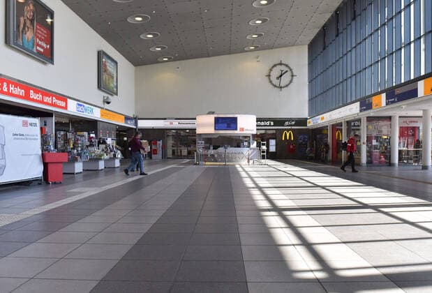 02.04.2020, xblx, Wuerzburg Hauptbahnhof, kaum Menschen im Hauptbahnhof, Wuerzburg
