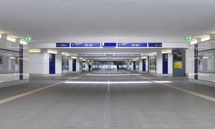 02.04.2020, xblx, Wuerzburg Hauptbahnhof, kaum Menschen im Hauptbahnhof, Wuerzburg