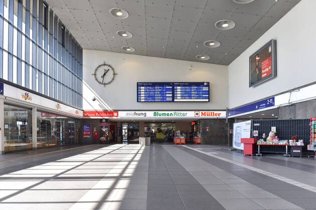 02.04.2020, xblx, Wuerzburg Hauptbahnhof, kaum Menschen im Hauptbahnhof, Wuerzburg