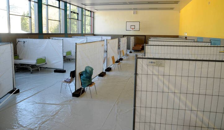 20 Helfer vom THW, DRK, DRLG und der Feuerwehr helfen am Donnerstag (02.04.2020) beim Aufbau der Betten in der Turnhalle in Marpingen. Die Sporthalle soll als Versorgungszentrum für Coronapatienten dienen. Insgesamt 42 Betten werden von den Helfern in Krankenhäusern und Pflegeheimen abgeholt und in die Turnhalle gebracht und aufgestellt.