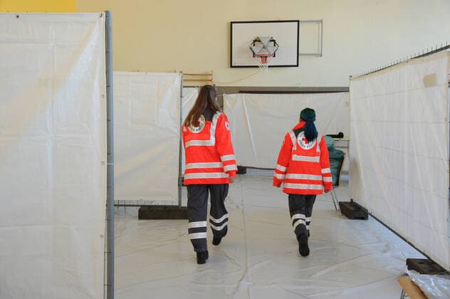 20 Helfer vom THW, DRK, DRLG und der Feuerwehr helfen am Donnerstag (02.04.2020) beim Aufbau der Betten in der Turnhalle in Marpingen. Die Sporthalle soll als Versorgungszentrum für Coronapatienten dienen. Insgesamt 42 Betten werden von den Helfern in Krankenhäusern und Pflegeheimen abgeholt und in die Turnhalle gebracht und aufgestellt.