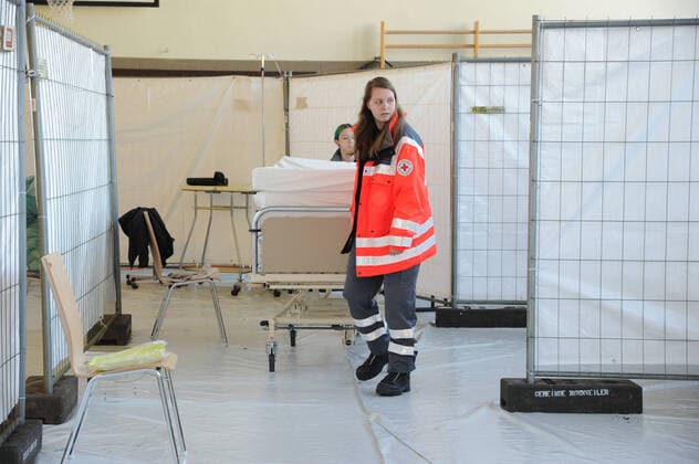 20 Helfer vom THW, DRK, DRLG und der Feuerwehr helfen am Donnerstag (02.04.2020) beim Aufbau der Betten in der Turnhalle in Marpingen. Die Sporthalle soll als Versorgungszentrum für Coronapatienten dienen. Insgesamt 42 Betten werden von den Helfern in Krankenhäusern und Pflegeheimen abgeholt und in die Turnhalle gebracht und aufgestellt.