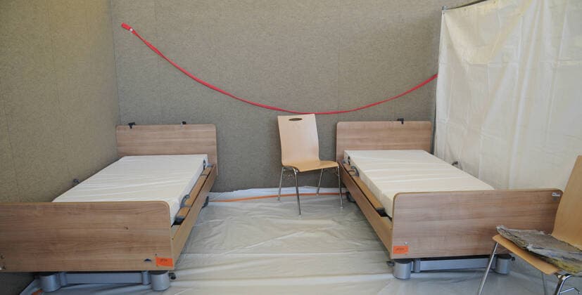 20 Helfer vom THW, DRK, DRLG und der Feuerwehr helfen am Donnerstag (02.04.2020) beim Aufbau der Betten in der Turnhalle in Marpingen. Die Sporthalle soll als Versorgungszentrum für Coronapatienten dienen. Insgesamt 42 Betten werden von den Helfern in Krankenhäusern und Pflegeheimen abgeholt und in die Turnhalle gebracht und aufgestellt.