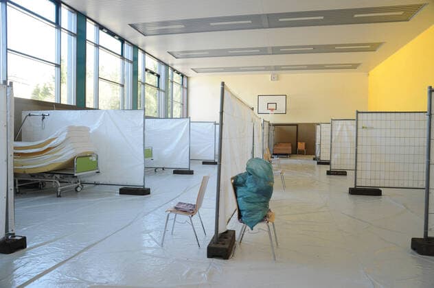 20 Helfer vom THW, DRK, DRLG und der Feuerwehr helfen am Donnerstag (02.04.2020) beim Aufbau der Betten in der Turnhalle in Marpingen. Die Sporthalle soll als Versorgungszentrum für Coronapatienten dienen. Insgesamt 42 Betten werden von den Helfern in Krankenhäusern und Pflegeheimen abgeholt und in die Turnhalle gebracht und aufgestellt.