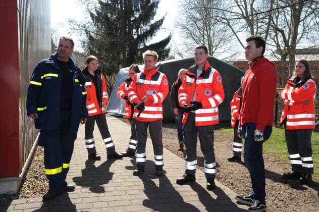20 Helfer vom THW, DRK, DRLG und der Feuerwehr helfen am Donnerstag (02.04.2020) beim Aufbau der Betten in der Turnhalle in Marpingen. Die Sporthalle soll als Versorgungszentrum für Coronapatienten dienen. Insgesamt 42 Betten werden von den Helfern in Krankenhäusern und Pflegeheimen abgeholt und in die Turnhalle gebracht und aufgestellt.