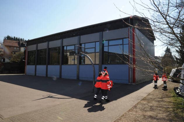 20 Helfer vom THW, DRK, DRLG und der Feuerwehr helfen am Donnerstag (02.04.2020) beim Aufbau der Betten in der Turnhalle in Marpingen. Die Sporthalle soll als Versorgungszentrum für Coronapatienten dienen. Insgesamt 42 Betten werden von den Helfern in Krankenhäusern und Pflegeheimen abgeholt und in die Turnhalle gebracht und aufgestellt.