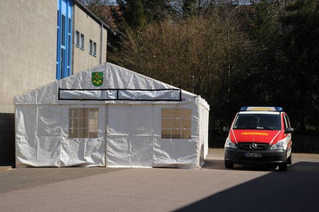 20 Helfer vom THW, DRK, DRLG und der Feuerwehr helfen am Donnerstag (02.04.2020) beim Aufbau der Betten in der Turnhalle in Marpingen. Die Sporthalle soll als Versorgungszentrum für Coronapatienten dienen. Insgesamt 42 Betten werden von den Helfern in Krankenhäusern und Pflegeheimen abgeholt und in die Turnhalle gebracht und aufgestellt.