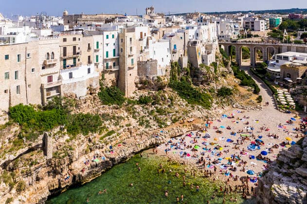 IMAGO Creative, Jahreszeit Sommer, Sommer in der Stadt Italy, Polignano a Mare, Aerial view of crowd of people relaxing on sandy beach of coastal town in summer  AMF07840
