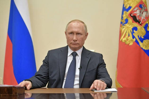 News Bilder des Tages MOSCOW REGION, RUSSIA - APRIL 2, 2020: Russia s President Vladimir Putin delivers a televised address to the nation on the ongoing COVID-19 pandemic, at Novo-Ogarevo residence. Alexei Druzhinin Russian Presidential Press and Information Office TASS  TS0D436B