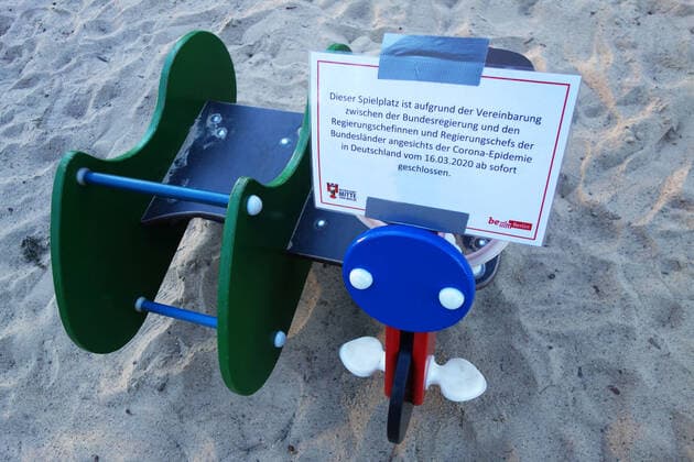 Gesperrter Kinderspielplatz - Vorsichtmaßnahme in Folge der Corona-Epidemie - Corona-Krise - Virus - Viren - Corona-Pandemie - Corona-Einschränkungen - Angst vor dem Coronavirus - Schutz vor dem Coronavirus - Berlin, Deutschland, DEU, GER, 01.04.2020 - Berlin-Mitte: Informationschild: Schließung eines Kinderspielplatzes im Ortsteil Wedding: Dieser Spielplatz ist aufgrund der Vereinbarung zwischen der Bundesregierung und den Regierungschefinnen und Regierungschefs der Bundesländer angesichts der Corona-Epidemie in Deutschland vom 16.03.2020 ab sofort geschlossen.