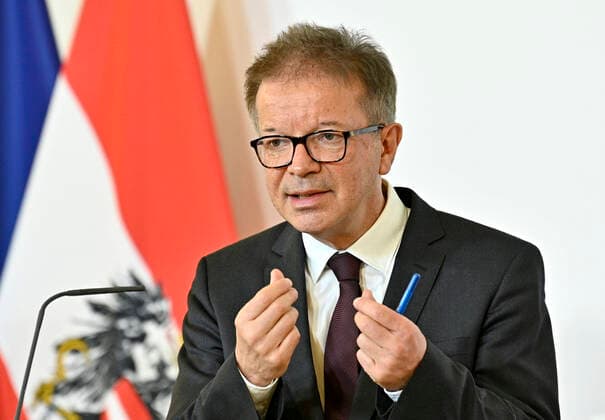 Wien 02.04.2020, Bundeskanzleramt, Wien, AUT, Akutelle Entwicklungen zur Coronaerkrankung in Oesterreich, Pressekonferenz, im Bild Gesundheitsminister Rudolf Anschober (Gruene) Gesundheitsminister Rudolf Anschober (Gruene) during a press conference of Austrian Goverment about the Coronavirus Pandemie at the Bundeskanzleramt in Wien, Austria on 2020 04 02.