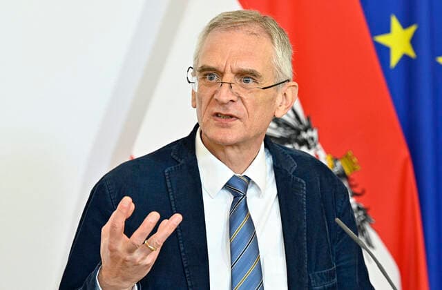 Wien 02.04.2020, Bundeskanzleramt, Wien, AUT, Akutelle Entwicklungen zur Coronaerkrankung in Oesterreich, Pressekonferenz, im Bild Franz Allerberger (AGES) Franz Allerberger (AGES) during a press conference of Austrian Goverment about the Coronavirus Pandemie at the Bundeskanzleramt in Wien, Austria on 2020 04 02.