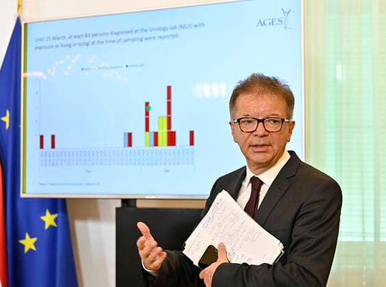 Wien 02.04.2020, Bundeskanzleramt, Wien, AUT, Akutelle Entwicklungen zur Coronaerkrankung in Oesterreich, Pressekonferenz, im Bild Gesundheitsminister Rudolf Anschober (Gruene) Gesundheitsminister Rudolf Anschober (Gruene) during a press conference of Austrian Goverment about the Coronavirus Pandemie at the Bundeskanzleramt in Wien, Austria on 2020 04 02.