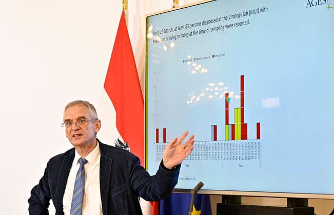 Wien 02.04.2020, Bundeskanzleramt, Wien, AUT, Akutelle Entwicklungen zur Coronaerkrankung in Oesterreich, Pressekonferenz, im Bild Franz Allerberger (AGES) Franz Allerberger (AGES) during a press conference of Austrian Goverment about the Coronavirus Pandemie at the Bundeskanzleramt in Wien, Austria on 2020 04 02.
