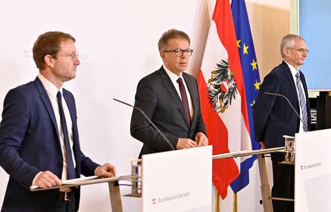 Wien 02.04.2020, Bundeskanzleramt, Wien, AUT, Akutelle Entwicklungen zur Coronaerkrankung in Oesterreich, Pressekonferenz, im Bild (v.l.), Bernhard Benka (Coronavirus-Taskforce), Gesundheitsminister Rudolf Anschober (Gruene), Franz Allerberger (AGES) (v.l.), Bernhard Benka (Coronavirus-Taskforce), Gesundheitsminister Rudolf Anschober (Gruene), Franz Allerberger (AGES) during a press conference of Austrian Goverment about the Coronavirus Pandemie at the Bundeskanzleramt in Wien, Austria on 2020 04 02.
