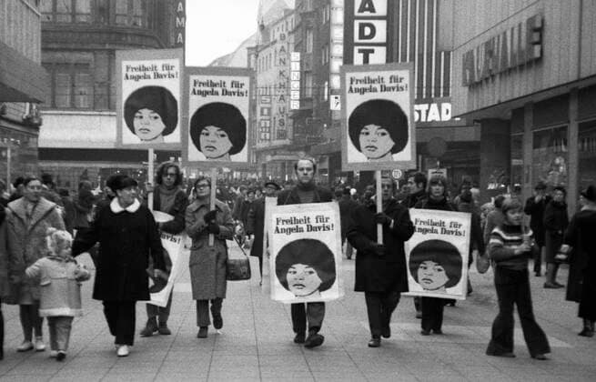 Berühmte Feministinnen, Angela Davis Protest fuer Angela Davis 1972 DEU, Deutschland, Dortmund: Unterschriftensammlung und Protest fuer die Freilassung der US-Saengerin Angela Davis am 22.1.1972 auf dem Dortmunder Westenhellweg. DEU, Germany, Dortmund: Signature collection and protest for the release of US singer Angela Davis on January 22, 1972 on Dortmund s Westenhellweg NRW