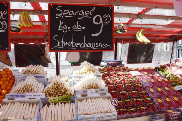 Leopoldstrasse Obststand- Mit Schrobenhausner Spargel Angebot Muenchen 02.04.20 Muenchen