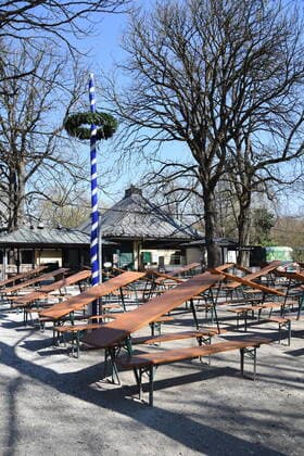 Kleinhesseloher See -Wegen Coronavirus Gesperrter- Kuffler Seeehaus Biergarten Muenchen 02.04.20 Englischer Garten Muenchen
