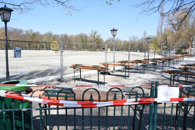 Entschlammung-Instandhaltung des Kleinhesseloher See -Kuffler Seeehaus und Wegen Coronavirus Gesperrter Biergarten Muenchen 02.04.20 Englischer Garten Muenchen