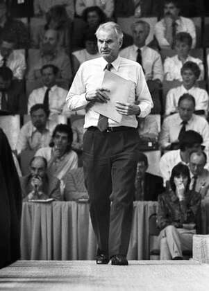 Deutschland, Ost-Berlin, 17.12.1989. Archiv-Nr.: 11-55 Außerordentlicher Parteitag der SED Foto: Dr, Hans Modrow, Ministerpraesident Außerordentlicher Parteitag der SED
