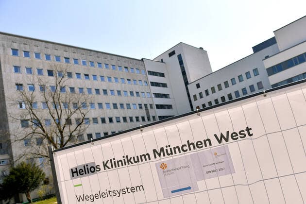 Zu viele Corona-Infektionen: Muenchner Helios Klinik gibt Alltagsbetrieb auf. Wegen einer Vielzahl von Corona-Infektionen unter Patienten und Mitarbeitern gibt die Muenchner Klinik den normalen Krankenhausbetrieb voruebergehend auf. Auch die Notaufnahme ist betroffen. So sollen Infektionsketten unterbrochen werden. Aussenaufnahme,Gebaeude, am 02.04.2020.