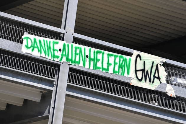 Zu viele Corona-Infektionen: Muenchner Helios Klinik gibt Alltagsbetrieb auf. Wegen einer Vielzahl von Corona-Infektionen unter Patienten und Mitarbeitern gibt die Muenchner Klinik den normalen Krankenhausbetrieb voruebergehend auf. Auch die Notaufnahme ist betroffen. So sollen Infektionsketten unterbrochen werden. An einem Parkhaus haengt ein Banner,Transparent,Spruchband DANKE ALLEN HELFER GWA am 02.04.2020.
