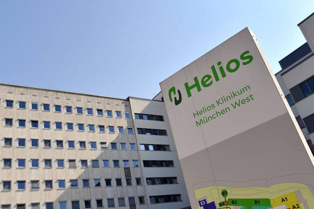 Zu viele Corona-Infektionen: Muenchner Helios Klinik gibt Alltagsbetrieb auf. Wegen einer Vielzahl von Corona-Infektionen unter Patienten und Mitarbeitern gibt die Muenchner Klinik den normalen Krankenhausbetrieb voruebergehend auf. Auch die Notaufnahme ist betroffen. So sollen Infektionsketten unterbrochen werden. Aussenaufnahme,Gebaeude, am 02.04.2020