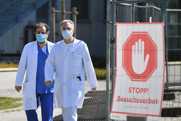 v.li:Dr. med Reza GHOTBI (Chefarzt Gefaesschirurgie) und Dr. med. Wolfgang Gesierich (Chefarzt Klinik für Pneumologie Lungenzentrum Muenchen West ) kommen mit Schutzmasken,Mundschutz aus dem Klinikum,vorbei an einem Schild STOPP!BESUCHSVERBOT am 02.04.2020. Zu viele Corona-Infektionen: Muenchner Helios Klinik gibt Alltagsbetrieb auf. Wegen einer Vielzahl von Corona-Infektionen unter Patienten und Mitarbeitern gibt die Muenchner Klinik den normalen Krankenhausbetrieb voruebergehend auf. Auch die Notaufnahme ist betroffen. So sollen Infektionsketten unterbrochen werden.