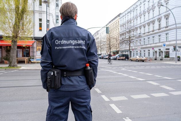Mitarbeiter des Berliner Ordnungsamts patrouillieren durch die Strassen des Berliner Stadtteils Prenzlauer Berg Coronakrise - Ordnungsamt Berlin *** Employees of the Berlin Ordnungsamt patrol the streets of the Berlin district of Prenzlauer Berg Coronakrise Ordnungsamt Berlin