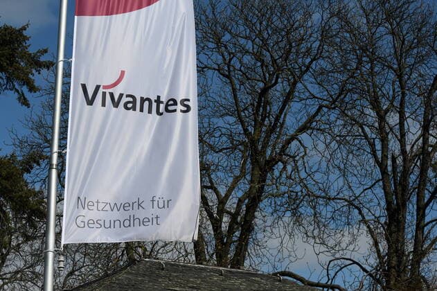 Banner des dem Land Berlin gehörenden Vivantes-Klinikkonzerns, hier vor dem Wenckebach-Klinikum Vivantes-Banner