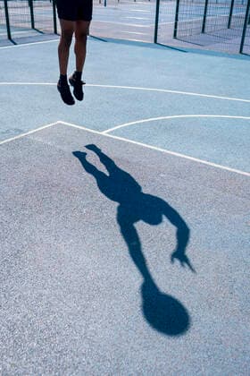 Creative Highlights Symbol Shadow of a man playing basketball on basketball court, dunking model released Symbolfoto  JPIF00506
