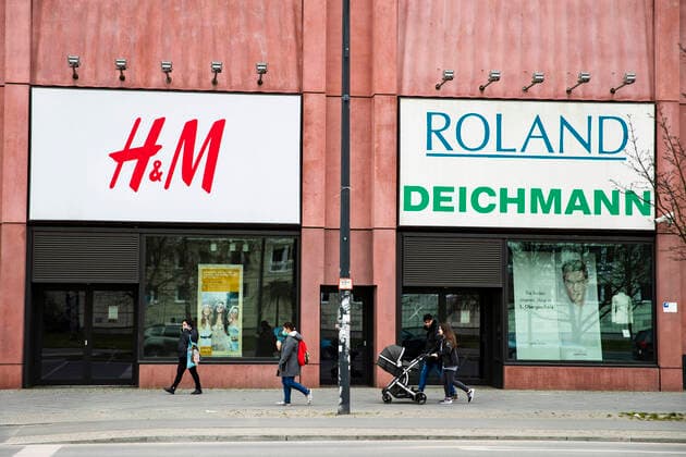 Geschlossenes Laden von H&M und Deichmann in Berlin am 2. April 2020. Um die Verbreitung des Coronavirus (SARS-CoV-2) zu verlangsamen beschlossen Bund und Laender weitere Restriktionen. Nachdem Museen, Theatern, Sportveranstaltungen usw verboten wurden sind seit einigen Tagen weitere verschaerfte Massnahmen in Kraft getreten wie z.B. Verbot von Versammlungen in der Oeffentlichkeit mit mehr als zwei Personen, Einhaltung von Mindestabstand zwischen Personen und Schliessung von Gastronomiebetrieben mit Ausnahme von Abholung und Lieferung. Coronavirus in Berlin