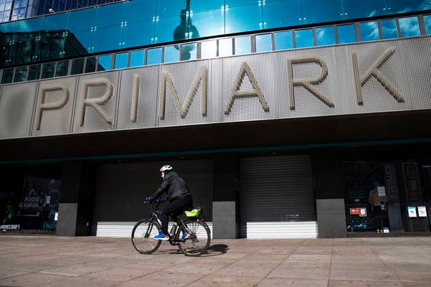 Geschlossenes Laden von Primark in Berlin am 2. April 2020. Um die Verbreitung des Coronavirus (SARS-CoV-2) zu verlangsamen beschlossen Bund und Laender weitere Restriktionen. Nachdem Museen, Theatern, Sportveranstaltungen usw verboten wurden sind seit einigen Tagen weitere verschaerfte Massnahmen in Kraft getreten wie z.B. Verbot von Versammlungen in der Oeffentlichkeit mit mehr als zwei Personen, Einhaltung von Mindestabstand zwischen Personen und Schliessung von Gastronomiebetrieben mit Ausnahme von Abholung und Lieferung. Coronavirus in Berlin