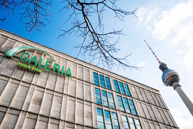 Galeria Kaufof und Fernsehturm in Berlin am 2. April 2020. Um die Verbreitung des Coronavirus (SARS-CoV-2) zu verlangsamen beschlossen Bund und Laender weitere Restriktionen. Nachdem Museen, Theatern, Sportveranstaltungen usw verboten wurden sind seit einigen Tagen weitere verschaerfte Massnahmen in Kraft getreten wie z.B. Verbot von Versammlungen in der Oeffentlichkeit mit mehr als zwei Personen, Einhaltung von Mindestabstand zwischen Personen und Schliessung von Gastronomiebetrieben mit Ausnahme von Abholung und Lieferung. Coronavirus in Berlin