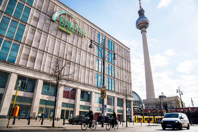 Galeria Kaufof und Fernsehturm in Berlin am 2. April 2020. Um die Verbreitung des Coronavirus (SARS-CoV-2) zu verlangsamen beschlossen Bund und Laender weitere Restriktionen. Nachdem Museen, Theatern, Sportveranstaltungen usw verboten wurden sind seit einigen Tagen weitere verschaerfte Massnahmen in Kraft getreten wie z.B. Verbot von Versammlungen in der Oeffentlichkeit mit mehr als zwei Personen, Einhaltung von Mindestabstand zwischen Personen und Schliessung von Gastronomiebetrieben mit Ausnahme von Abholung und Lieferung. Coronavirus in Berlin