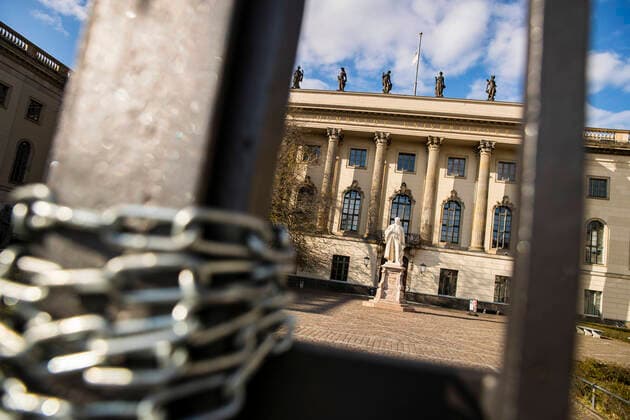 Geschlossener Sitz der Humboldt Universitaet am Unter den Linden in Berlin am 2. April 2020. Um die Verbreitung des Coronavirus (SARS-CoV-2) zu verlangsamen beschlossen Bund und Laender weitere Restriktionen. Nachdem Museen, Theatern, Sportveranstaltungen usw verboten wurden sind seit einigen Tagen weitere verschaerfte Massnahmen in Kraft getreten wie z.B. Verbot von Versammlungen in der Oeffentlichkeit mit mehr als zwei Personen, Einhaltung von Mindestabstand zwischen Personen und Schliessung von Gastronomiebetrieben mit Ausnahme von Abholung und Lieferung. Coronavirus in Berlin