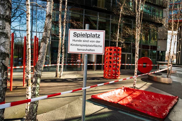 Geschlossene Spielplatz in Berlin am 2. April 2020. Um die Verbreitung des Coronavirus (SARS-CoV-2) zu verlangsamen beschlossen Bund und Laender weitere Restriktionen. Nachdem Museen, Theatern, Sportveranstaltungen usw verboten wurden sind seit einigen Tagen weitere verschaerfte Massnahmen in Kraft getreten wie z.B. Verbot von Versammlungen in der Oeffentlichkeit mit mehr als zwei Personen, Einhaltung von Mindestabstand zwischen Personen und Schliessung von Gastronomiebetrieben mit Ausnahme von Abholung und Lieferung. Coronavirus in Berlin