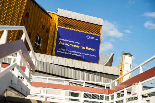 Ein Banner auf der Philharmonie mit Werbung ueber einen freien Monat Digital Concert Hall aufgrund der Coronavirus in Berlin am 2. April 2020. Um die Verbreitung des Coronavirus (SARS-CoV-2) zu verlangsamen beschlossen Bund und Laender weitere Restriktionen. Nachdem Museen, Theatern, Sportveranstaltungen usw verboten wurden sind seit einigen Tagen weitere verschaerfte Massnahmen in Kraft getreten wie z.B. Verbot von Versammlungen in der Oeffentlichkeit mit mehr als zwei Personen, Einhaltung von Mindestabstand zwischen Personen und Schliessung von Gastronomiebetrieben mit Ausnahme von Abholung und Lieferung. Coronavirus in Berlin