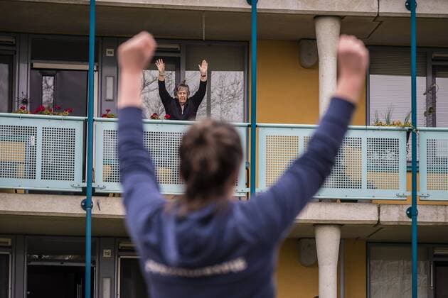 2020-04-02 14:15:21 Nederland,, Nijmegen, 02-04-2020 - Fysiotherapie Jacobslaan Nijmegen hield op het middenterrein van seniorencomplex De Ring in Nijmegen een half uur gym en beweging voor ouderen. Foto: Marcel Krijgsman Hollandse Hoogte  Copyright: xx x409224896x