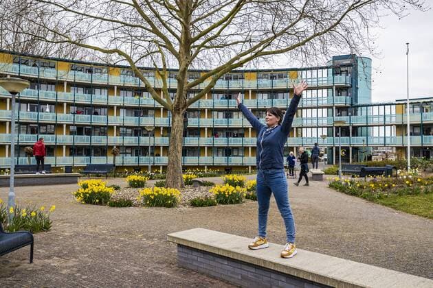 2020-04-02 14:16:15 Nederland,, Nijmegen, 02-04-2020 - Fysiotherapie Jacobslaan Nijmegen hield op het middenterrein van seniorencomplex De Ring in Nijmegen een half uur gym en beweging voor ouderen. Foto: Marcel Krijgsman Hollandse Hoogte  Copyright: xx x409224900x