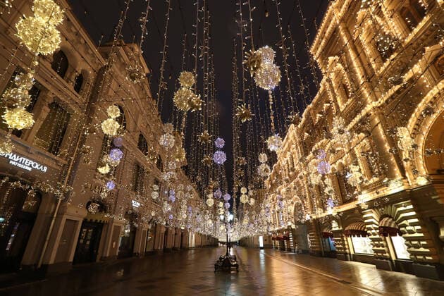 MOSCOW, RUSSIA - APRIL 2, 2020: A view of Nikolskaya Street deserted due to a home isolation order declared for Moscow residents of all ages to restrict movement within the city and reduce the risk of contagion, effective since March 30, 2020, as a measure to contain the spread of the COVID-19 coronavirus infection. Violations of the stay-at-home order carry fines ranging from 15,000 to 40,000 rubles for non-infected people, and up to 1m rubles or imprisonment for up to 3 years for infected people, depending on the severity of consequences. Stanislav Krasilnikov TASS  TS0D43F9
