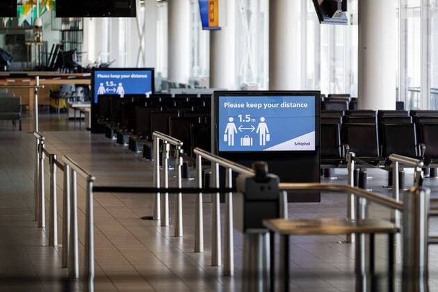 2020-04-02 11:53:23 SCHIPHOL - Gesloten gates en vertrekhallen op Schiphol in tijden van het coronavirus. De luchthaven krimpt in tot wat de luchthaven zelf noemt Kern-Schiphol. Dat betekent dat de faciliteiten voor vertrekkende reizigers in afgeslankte vorm verdergaan. ANP ROBIN VAN LONKHUIJSEN  Copyright: xANPxRobinxvanxLonkhuijsenx x409215681x