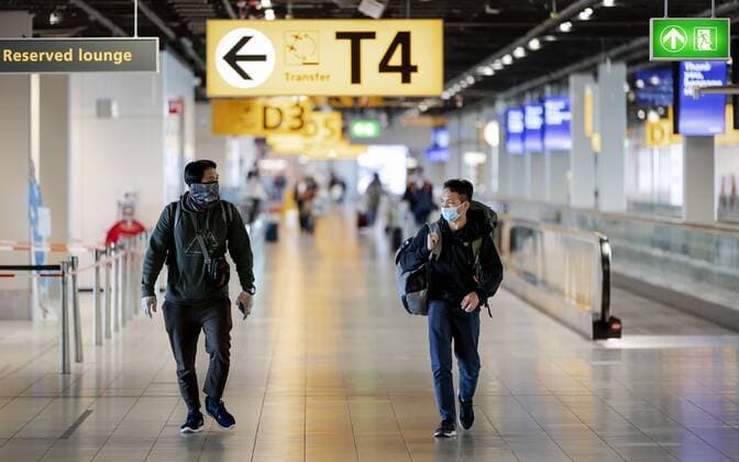 2020-04-02 12:27:46 SCHIPHOL - Passagiers in de nog geopende gates en vertrekhallen op Schiphol in tijden van het coronavirus. De luchthaven krimpt in tot wat de luchthaven zelf noemt Kern-Schiphol. Dat betekent dat de faciliteiten voor vertrekkende reizigers in afgeslankte vorm verdergaan. ANP ROBIN VAN LONKHUIJSEN  Copyright: xANPxRobinxvanxLonkhuijsenx x409217127x