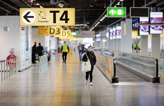 2020-04-02 12:30:20 SCHIPHOL - Passagiers in de nog geopende gates en vertrekhallen op Schiphol in tijden van het coronavirus. De luchthaven krimpt in tot wat de luchthaven zelf noemt Kern-Schiphol. Dat betekent dat de faciliteiten voor vertrekkende reizigers in afgeslankte vorm verdergaan. ANP ROBIN VAN LONKHUIJSEN  Copyright: xANPxRobinxvanxLonkhuijsenx x409217204x